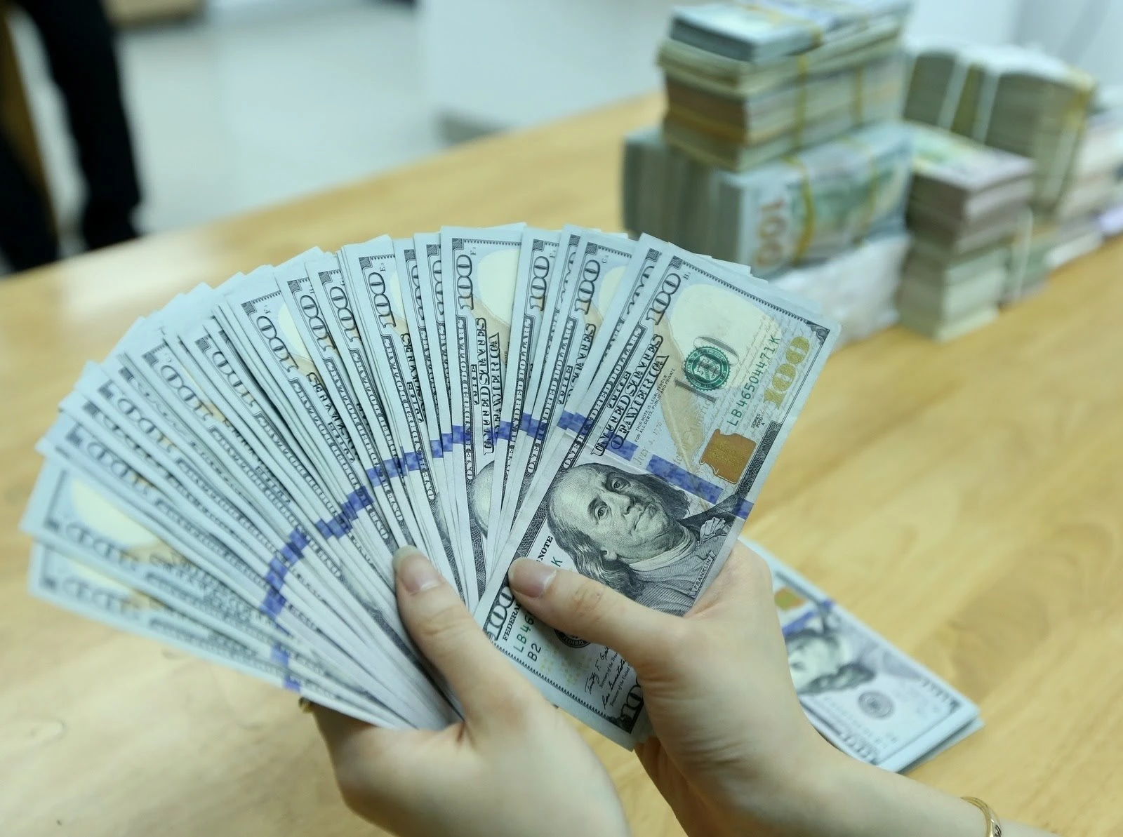 Giá đô la hôm nay và ảnh hưởng đến nền kinh tế toàn cầu