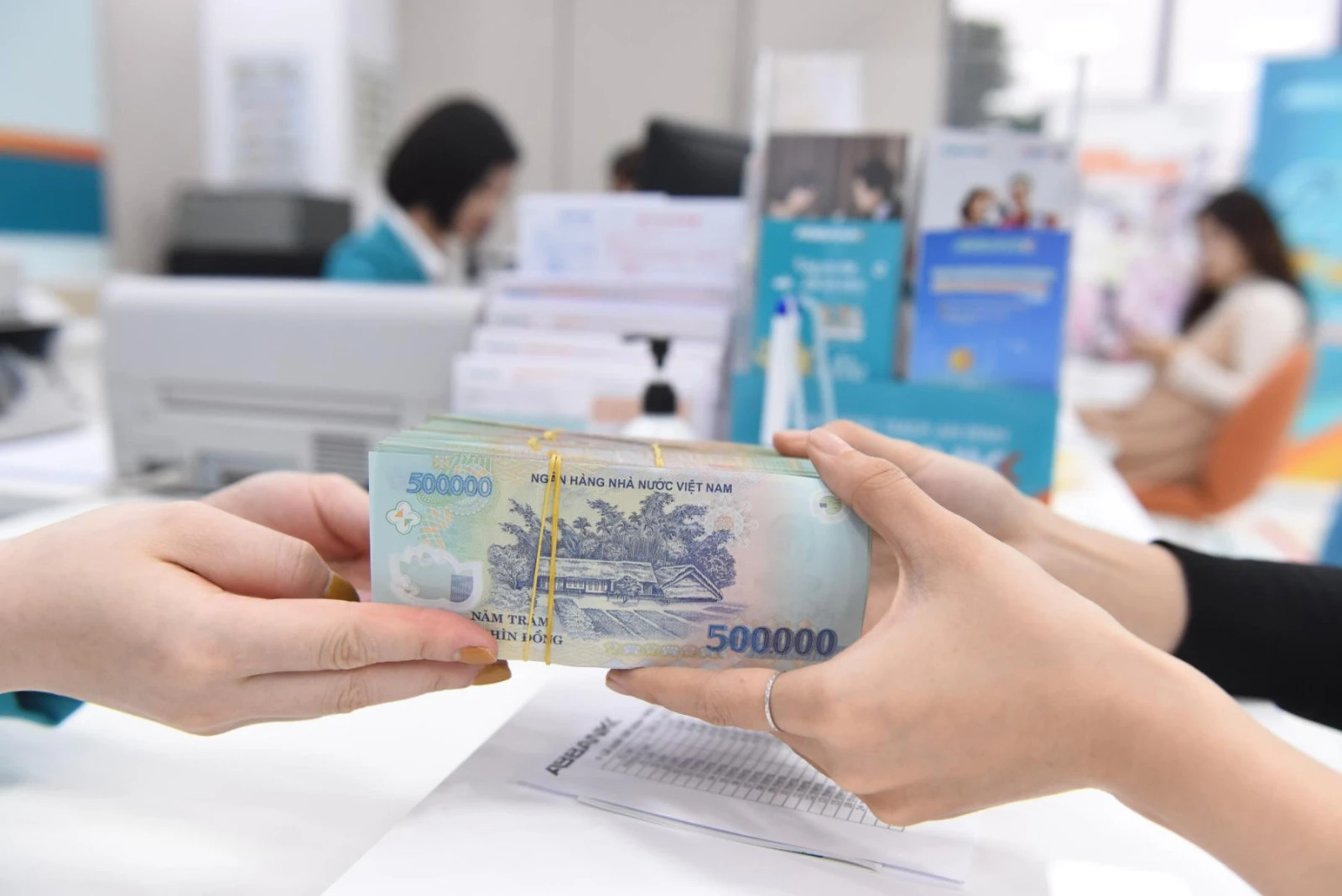 Lợi ích gửi tiền ngân hàng trong quản lý tài chính cá nhân
