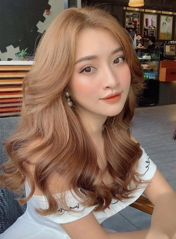 Khám Phá Sức Hút Của Màu Vàng Tây Trong Thời Trang